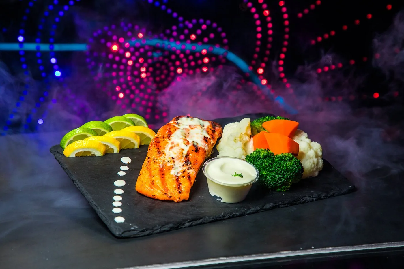 Grilled salmon fillet with vegetables and lemon